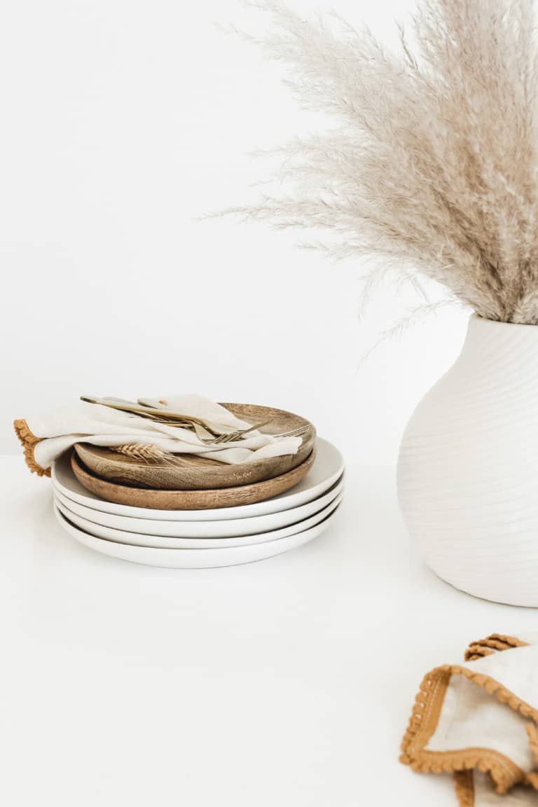 21 Easy Traditional Thanksgiving Side Dishes for a Successful Dinner plate napkin vase on white table